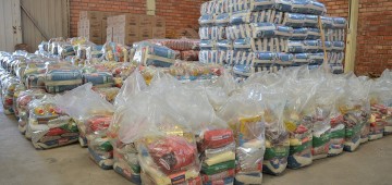 Prefeitura distribui kit alimentação a famílias de alunos em vulnerabilidade social