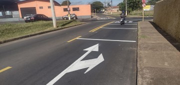 Vias recém-recapeadas recebem nova pintura viária