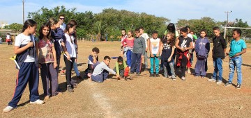 Foguetes construídos por alunos são lançados no Campo Municipal