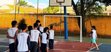 Prefeitura instala nova cesta de basquete em escola e reforça incentivo ao esporte na rede municipal