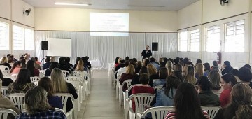 Professores ouvem palestra sobre relações humanizadoras