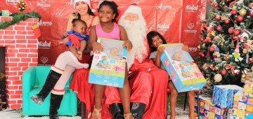 Papai Noel chega de paraquedas em mais uma edição do Natal das Crianças