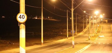 Após receber sinalização e calçamento, Avenida “Tininho Negrão” ganha iluminação