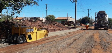 Ruas em processo de pavimentação no Terras de São José recebem guias e sarjetas