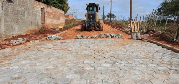 Pavimentação em rua amplia integração no Jardim Paraíso