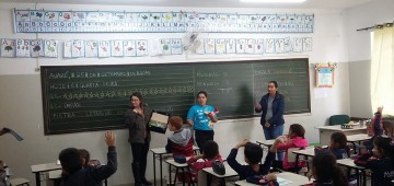 Alunos de pedagogia desenvolvem projeto que resgata brincadeiras antigas