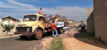 Limpa Bairro recolhe entulhos por toda a cidade