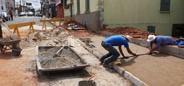 Prefeitura de Avaré recupera rua na região central danificada pelas chuvas