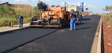 Pavimentação da Avenida Domingos Leon Cruz chega à etapa final