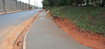 Calçada amplia segurança de pedestres no bairro Chácara Elisa