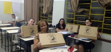 Prefeitura entrega kits escolares aos alunos do EJA