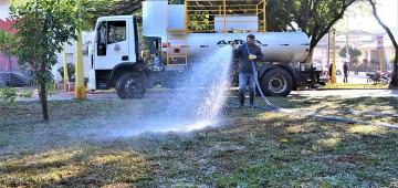 Gramado das praças do Paço Municipal e Concha Acústica recebe reparo