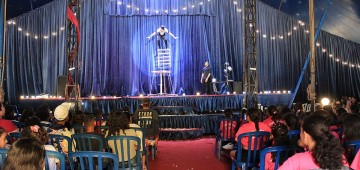 Crianças participam de espetáculo no Illusion Circus