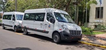 Secretaria da Saúde recebe vans adaptadas para cadeirantes