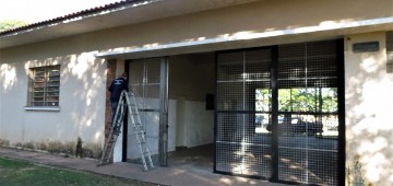 Portões com grades são instalados no prédio do CAIC