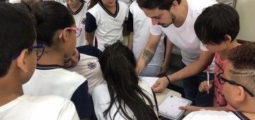 Artista plástico Edu Cardoso participa de atividade na escola Dondoca