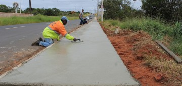 Calçada com quase 200 metros é construída na Villa Jatobá