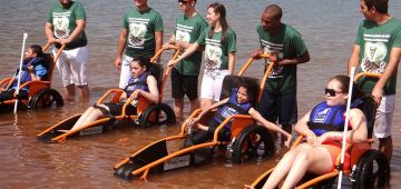 “Praia acessível” garante lazer e inclusão no Camping