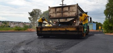 Prefeitura dá continuidade à pavimentação de ruas no Terras de São José