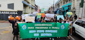 Estudantes protagonizam passeata do Dia do Meio Ambiente