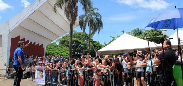 Caravana da TV TEM é recebida pelo público na Concha Acústica