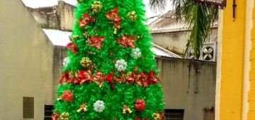 Árvore de Natal com garrafas pet decora o Centro Cultural