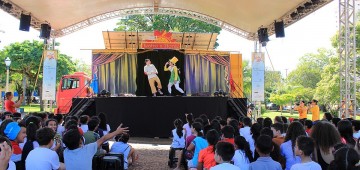 Teatro itinerante reúne centenas de crianças na Concha Acústica