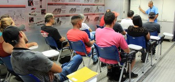 Curso de soldador é iniciado em escola móvel do SENAI