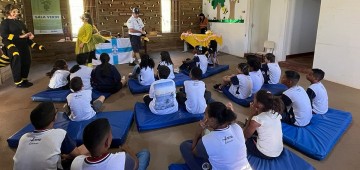 Alunos de escola municipal participam de palestra alusiva ao Dia da Abelha