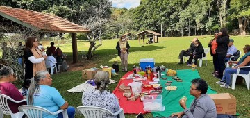 Idosos celebram Dia das Mães com piquenique no Horto