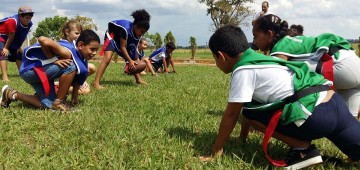 Escola inova com aulas de futebol americano