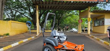 Camping Municipal ganha cortador de grama de última geração