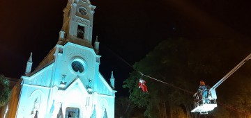 Descida do Papai Noel de tirolesa anuncia chegada do Natal