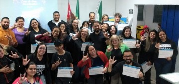 Oficina de Libras encerra semestre com entrega de certificados