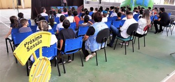 Teatro de bonecos é apresentado a alunos da Rede Municipal de Ensino