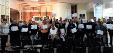 Participantes do curso de soldagem recebem certificado