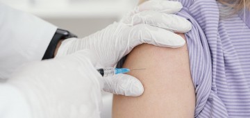 Pessoas de 65 e 66 anos são vacinadas contra a Covid-19