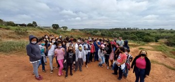 Alunos de escolas municipais plantam árvores em área de recuperação ambiental