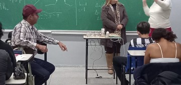 Alunos da EJA participam de aula prática sobre materiais condutores