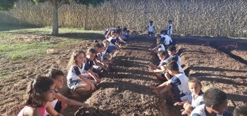 Projeto Horta Educativa mobiliza alunos e pais da escola “Carlos Papa”