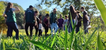 Alunos participam do plantio de mudas nativas no Horto Florestal