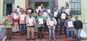 Moradores da Vila Esperança recebem escritura