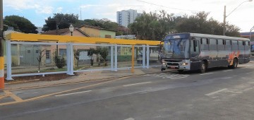 Pontos de ônibus são instalados na Avenida Major Rangel