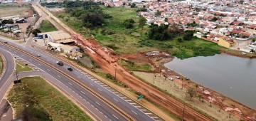 Em obras para pavimentação, Avenida Cunha Bueno recebe galerias pluviais