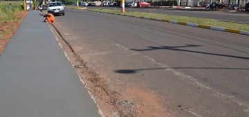 Prefeitura constrói calçada em trecho da Avenida Mário Covas